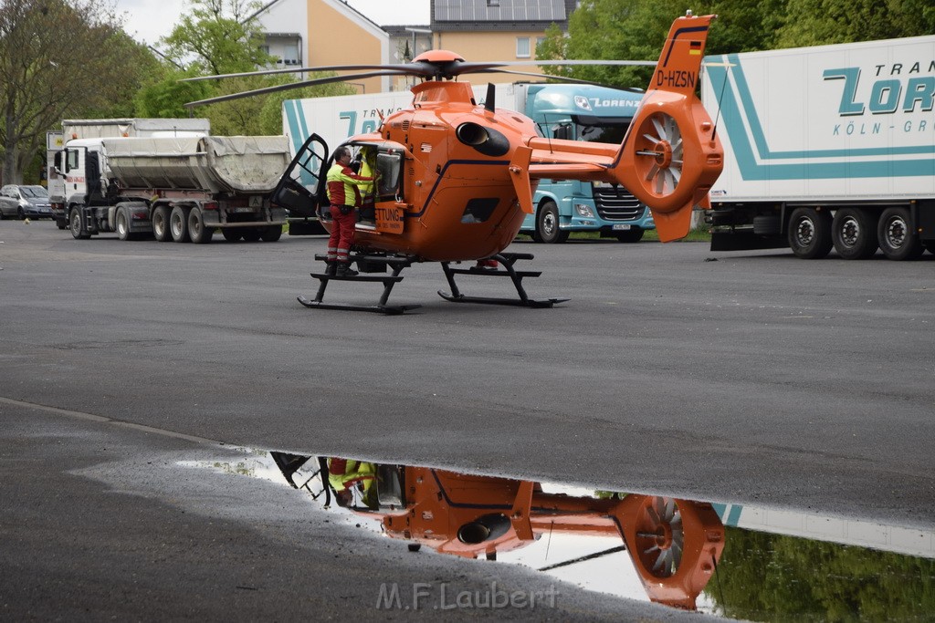 Einsatz Christoph 3 Koeln Vingst Thorwalsenstr Landung Marktplatz P11.JPG - Miklos Laubert